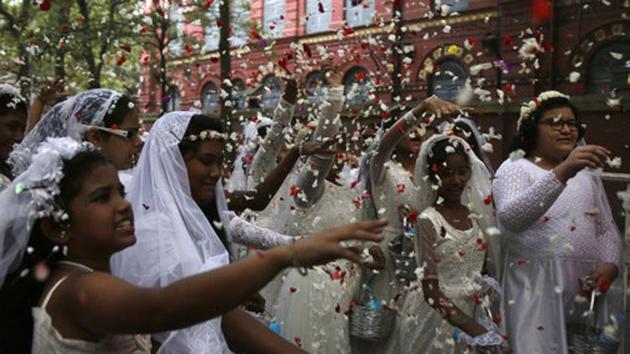 Flower girls throw flower petals during the annual Corpus Christi procession organized on the Feast of Christ the King, in Kolkata, West Bengal on November 25, 2018. More than 10,000 Catholics joined this religious rally organized by the Catholic Association of Bengal. (Bikas Das / AP)