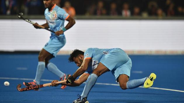 Harmanpreet Singh (R) of India passes the ball during the FIH Men's Hockey World Cup Pool C match between India and South Africa at Kalinga Stadium.(Getty Images)