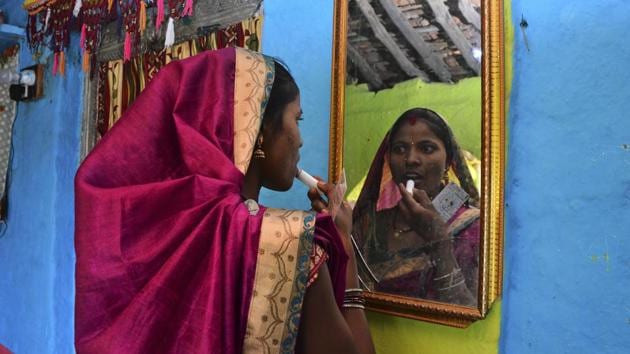 A ‘Gond’ tribal woman Arti Maravi, 26, gets ready at her home before leaving to cast her vote for the Madhya Pradesh state assembly elections in village Renghajhori, about 40 kilometers south of Jabalpur on November 28, 2018. (Sanat Kumar Singh / AP)