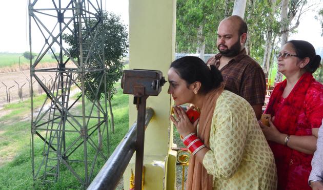Devotees using binoculars to view Gurduwara Kartarpur Sahib, locate across the border in Pakistan, August 25(Sameer Sehgal/Hindustan Times) Devotees using binoculars to view Gurduwara Kartarpur Sahib, locate across the border in Pakistan, August 25(Sameer Sehgal/Hindustan Times)