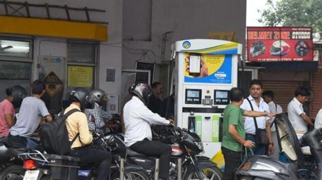 The incident occurred on Tuesday afternoon at Punjabwadi area of Chembur at a petrol pump.(HT File / Representative Photo) The incident occurred on Tuesday afternoon at Punjabwadi area of Chembur at a petrol pump.(HT File / Representative Photo)