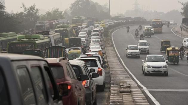 File photo of traffic jam at Ashram flyover. Delhi government has given financial nod for the construction of an underpass at the Ashram intersection.(Burhaan Kinu/HT File)