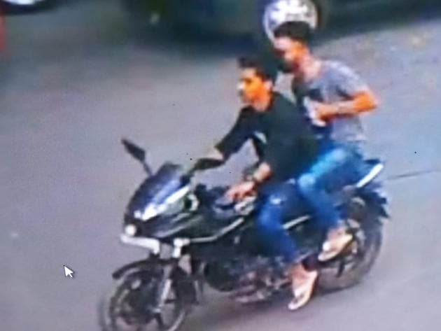 The woman had been walking with her daughter when two men on a 220cc motorbike snatched her cellphone and rode off.(HT Photo)