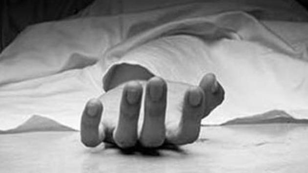 A 52-year-old farmer from Maharashtra, who had participated in a two-day kisan rally in Delhi against the agrarian distress in the country, died early Saturday after accidentally falling off from a building in central Delhi, police said.(PTI/Representative Image) A 52-year-old farmer from Maharashtra, who had participated in a two-day kisan rally in Delhi against the agrarian distress in the country, died early Saturday after accidentally falling off from a building in central Delhi, police said.(PTI/Representative Image)