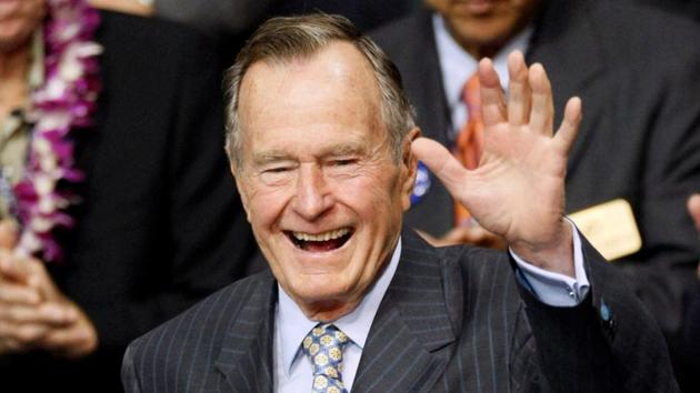 Former US President George HW Bush waves as he enters the second session of the 2008 Republican National Convention in St. Paul, Minnesota September 2, 2008.(Reuters File Photo)