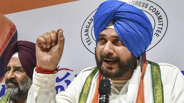 Congress leader Navjot Singh Sidhu on Friday termed Telangana chief minister K. Chandrasekhar Rao and his family as “Ali Baba Aur 4 Chor”.(PTI) Congress leader Navjot Singh Sidhu on Friday termed Telangana chief minister K. Chandrasekhar Rao and his family as “Ali Baba Aur 4 Chor”.(PTI)