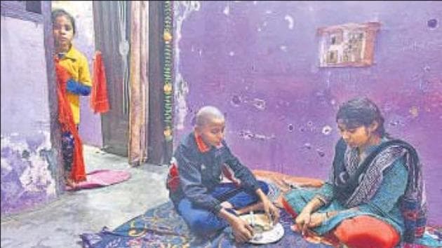 Sangeeta Sharma’s children (right) have seen an outpouring of help from strangers ever since their mother was killed in a shootout between two gangs in north Delhi’s Sant Nagar.(HT Photo)