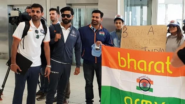 Ravindra Jadeja (C) and Bhuvnheshwar Kumar pose for the camera with some fans.(BCCI/ Twitter)