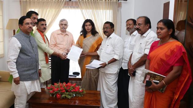 A BJP central leaders team met Kerala governor P Sathasivam over the Sabarimala issue and submitted a memorandum (HT)(HT Photo)