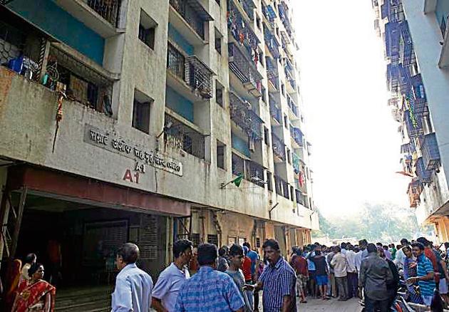 People await at Samrat Ashok CHS, Mahalaxmi in Mumbai on Sunday.(Anshuman Poyrekar/HT Photo) People await at Samrat Ashok CHS, Mahalaxmi in Mumbai on Sunday.(Anshuman Poyrekar/HT Photo)