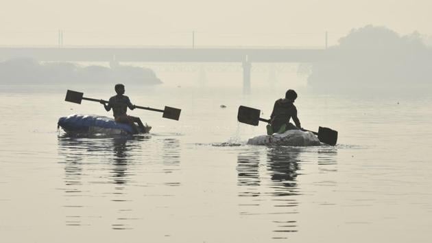 Children row a boat in Yamuna river on Sunday. (Raj K Raj/HT Photo) Children row a boat in Yamuna river on Sunday. (Raj K Raj/HT Photo)