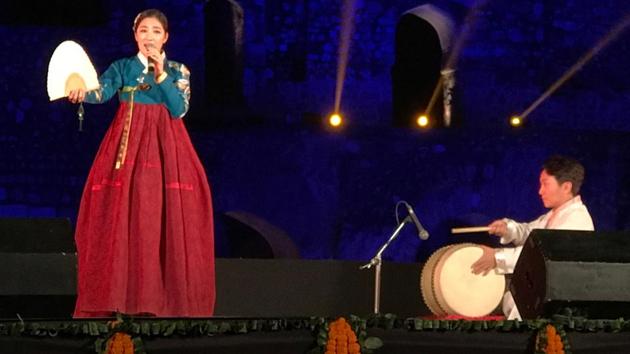 When asked about performing in front of an Indian audience, Choe said she loved the experience since she felt the audience understood her. Choe mentioned that she likes all kinds of Indian food and could not pick on any one dish as her favourite.