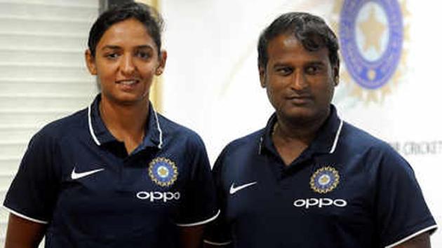 File photo of Harmanpreet Kaur (L) and Ramesh Powar.(Twitter)