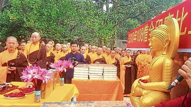 The chanting has been organised by the International Buddhist Council and All India Bhikhu Sangh and was held at Kalchakra Maidan but also under the Mahabodhi tree, where Buddha is said to have attained enlightenment.(HT Photo)
