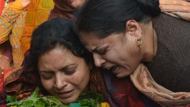 Relatives mourn the death of inspector Subodh Kumar Singh, who was killed during protests over cow slaughter in Bulandshahr on Monday.(HT Photo)