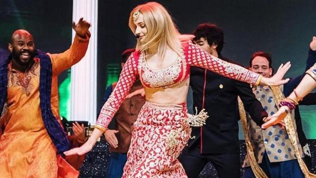Sophie Turner dances her way into our hearts at Priyanka Nick’s sangeet ceremony.(Abu Jani Sandeep Khosla / Instagram)