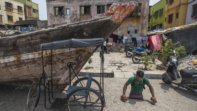Dev Mishra heads for practice from his home in Khar Danda. In the meanwhile, Mishra has his eyes set on progressing in the reality show and is also preparing to sit for his Class 12 exams. (Pratik Chorge / HT Photo) 