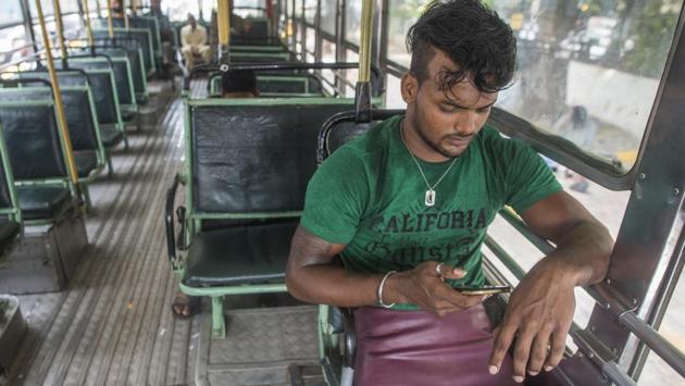 Mishra lost his legs in a train mishap three years ago. Wanting to end his mother’s miseries as the family’s breadwinner, Mishra came to Mumbai in August 2017. His initial days in the city were difficult, spent on the footpath on Carter Road, surviving on leftovers for meals. (Pratik Chorge / HT Photo) 