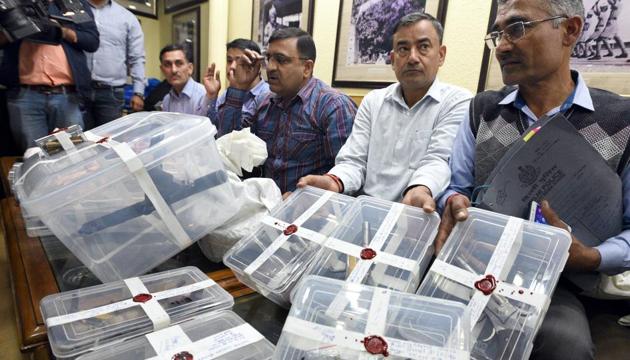 Delhi Crime Branch officers with the arms and ammunitions recovered from the illegal arms factory in Karawal Nagar, at Delhi Police Headquarters, in New Delhi, on Monday, December 3, 2018.(Sonu Mehta/HT PHOTO)