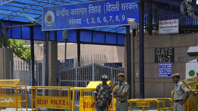 Security personnel guards the Gate No. three of Tihar Jail in Delhi. A Delhi HC order has stayed the deduction of wages of prisoners in various city jails.(HT File)