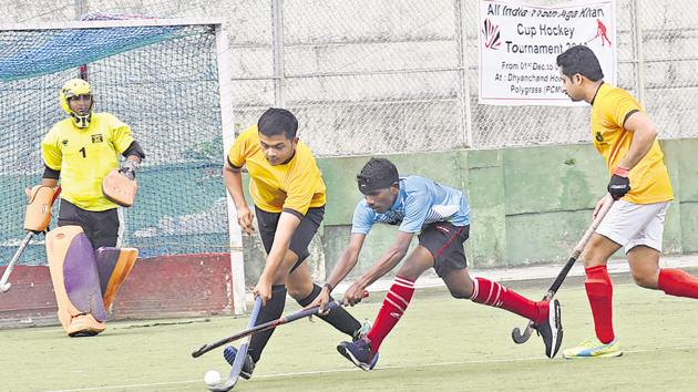 Pune police (yellow) and Ratnagiri teams in action at Aga Khan cup match played at Major Dhyan Chand stadium in city on Monday.(HT PHOTO)