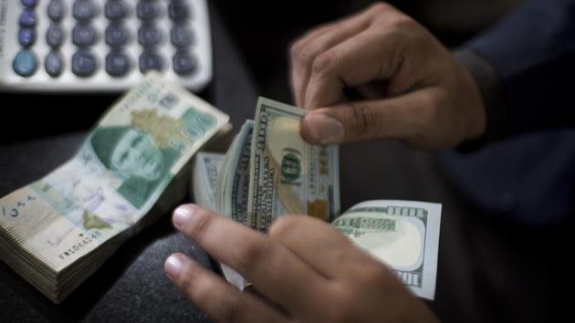 The State Bank of Pakistan weakened the rupee for the fifth time this year and raised the key interest rate.(AP) The State Bank of Pakistan weakened the rupee for the fifth time this year and raised the key interest rate.(AP)