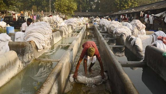 On August 15, 1902 i.e. forty-five years from the date of India’s independence, the British government opened one of the largest open-air dhobi ghats along the lines of Mumbai’s Mahalaxmi Dhobighat (1880) in the city of joy. Over a century later, almost 700 washermen inclusive of 235 licensed ones and around 450 assistants are still busy washing. (Samir Jana / HT Photo) On August 15, 1902 i.e. forty-five years from the date of India’s independence, the British government opened one of the largest open-air dhobi ghats along the lines of Mumbai’s Mahalaxmi Dhobighat (1880) in the city of joy. Over a century later, almost 700 washermen inclusive of 235 licensed ones and around 450 assistants are still busy washing. (Samir Jana / HT Photo)