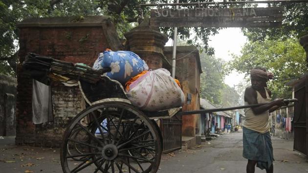 The nearly 22 bighas of the Dhobikhana in Ballygunje, with their high perimeter walls and lush trees are easy to miss. A minor lane leads up to a faded wooden board marking the entry to ‘South Dhobikhana’. Inside, generations of washermen, many tracing lineages to the first workers here are addressing the day’s load. (Samir Jana / HT Photo) The nearly 22 bighas of the Dhobikhana in Ballygunje, with their high perimeter walls and lush trees are easy to miss. A minor lane leads up to a faded wooden board marking the entry to ‘South Dhobikhana’. Inside, generations of washermen, many tracing lineages to the first workers here are addressing the day’s load. (Samir Jana / HT Photo)