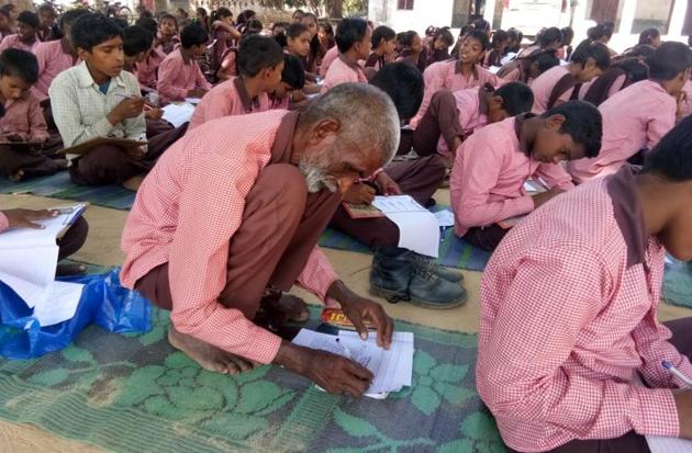 Nanhe Lal rushes Upper Primary School in Amethi’s Dadra, Musafir Khana area — to fulfill his long cherished desire of getting educated.(HT Photo) Nanhe Lal rushes Upper Primary School in Amethi’s Dadra, Musafir Khana area — to fulfill his long cherished desire of getting educated.(HT Photo)