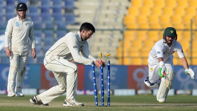 New Zealand cricketer Will Somerville (C) makes a successful runout of Pakistani batsman Yasir Shah (R) during the third day of the third and final Test cricket match between Pakistan and New Zealand at the Sheikh Zayed International Cricket Stadium in Abu Dhabi on December 5, 2018(AFP)