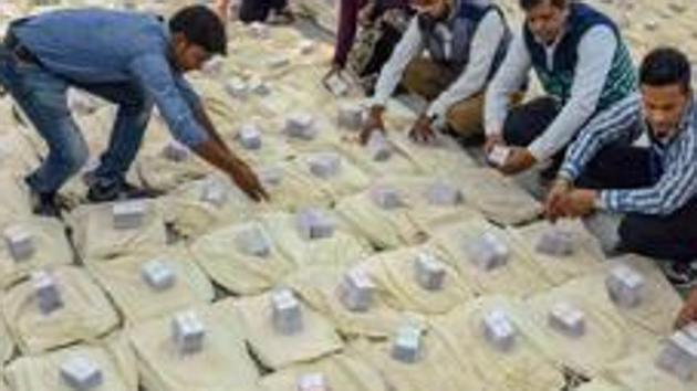 MP assembly election 2018: Election officials check Electronic Voting Machines (EVM) ahead of Madhya Pradesh Assembly elections, in Jabalpur, Saturday, Nov. 24, 2018.(PTI File)