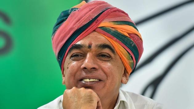 Elected from Barmer’s Sheo in 2013 on the BJP ticket, Manvendra Singh Jasol has since joined the Congress and is the party’s candidate against Rajasthan chief minister Vasundhara Raje at Jhalrapatan in Hadoti region.(PTI/File Photo)