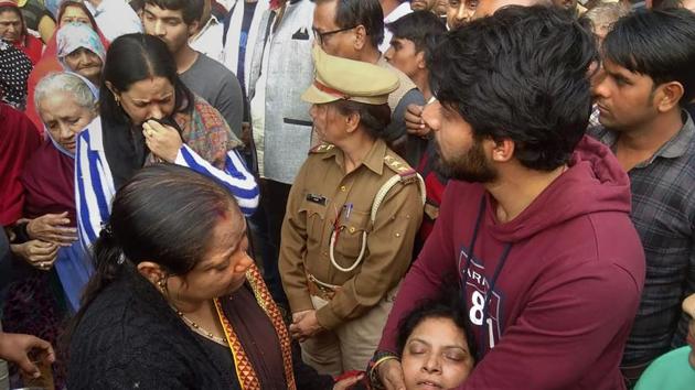 Family of slain UP policeman Subodh Kumar Singh mourn during his funeral in his village in Etah district, Tuesday, December 5, 2018. (PTI)
