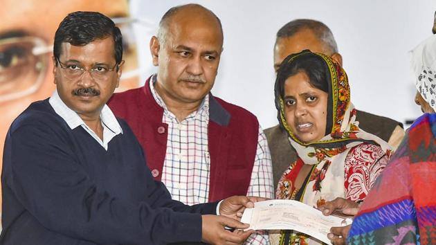 Delhi Chief Minister Arvind Kejriwal (L) hands over a cheque to the family members of martyred Delhi Traffic Police constable Beenesh Kumar, in New Delhi, Friday, Nov. 30, 2018. (PTI) Delhi Chief Minister Arvind Kejriwal (L) hands over a cheque to the family members of martyred Delhi Traffic Police constable Beenesh Kumar, in New Delhi, Friday, Nov. 30, 2018. (PTI)