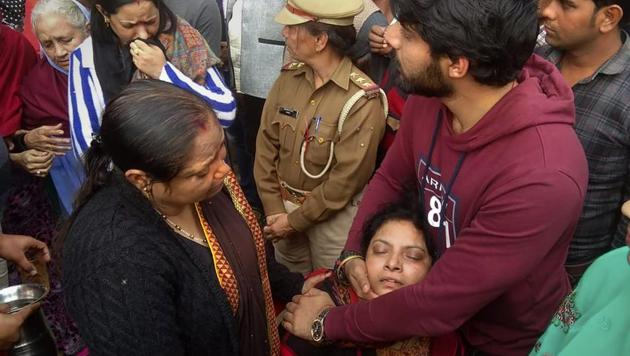 Rajani, wife of slain Police Inspector Subodh Kumar Singh, mourns during his funeral in Etah.(PTI photo)