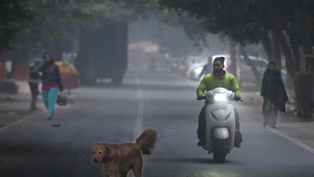 Commuters seen along a busy road amid smog at Indraprastha Extension, in New Delhi, on Tuesday, December 4, 2018. The AQI in Delhi was at 356 on Tuesday, up from Monday’s 328. (Sushil Kumar/HT PHOTO) Commuters seen along a busy road amid smog at Indraprastha Extension, in New Delhi, on Tuesday, December 4, 2018. The AQI in Delhi was at 356 on Tuesday, up from Monday’s 328. (Sushil Kumar/HT PHOTO)