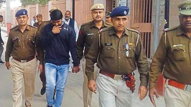 Accused Ashok Kumar in police custody after he was awarded death sentence by a court in Hisar on Wednesday(HT Photo)