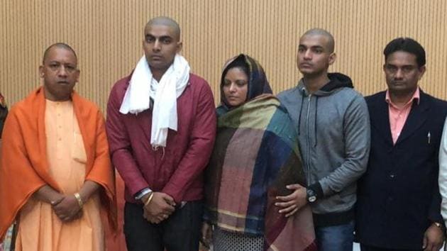 Uttar Pradesh chief minister Yogi Adityanath with the family members of slain cop Subodh Singh, who died on Tuesday after being attacked by mob protesting over alleged cow slaughter in Bulandshahr.(HT photo)