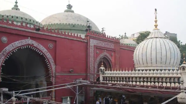 A plea has been moved in the Delhi high court by some female law students seeking directions to the Centre and other authorities to permit entry of women into the sanctum sanctorum of Hazrat Nizamuddin Aulia Dargah in New Delhi.(Shivam Saxena/HT Photo)