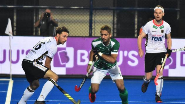 Germany player Johannes Grosse (L) and Pakistan player Ammad Butt (R) fight for the Ball during the field hockey group stage match between Germany and Pakistan at the 2018 Hockey World Cup in Bhubaneswar on December 1, 2018(AFP)