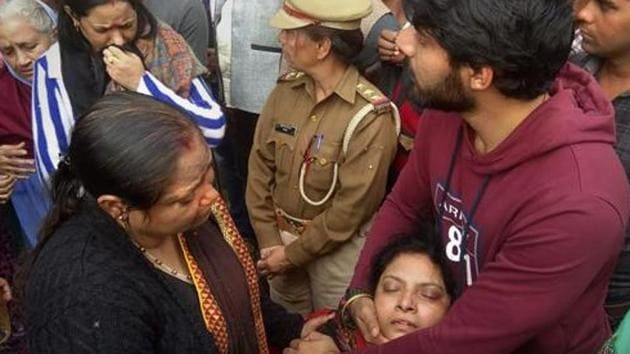 Rajani, wife of slain Police Inspector Subodh Kumar Singh, mourns during his funeral in Etah, Tuesday, December 04, 2018. Rajani told chief minister Yogi Adityanath on Thursday her husband, who was handling complaints against cow slaughter, used to get threatening calls over the phone.(PTI)