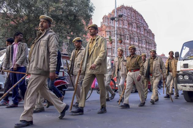 Police personnel conduct a march in front of Hawa Mahal ahead of Rajasthan Assembly elections in Jaipur on Thursday.(PTI file photo) Police personnel conduct a march in front of Hawa Mahal ahead of Rajasthan Assembly elections in Jaipur on Thursday.(PTI file photo)