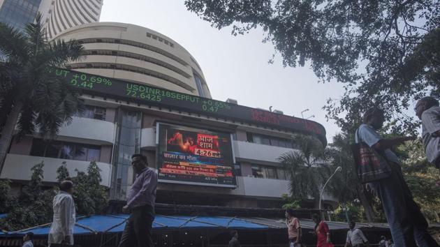 Benchmark equity indices cracked for the third consecutive session Thursday on negative global cues, weak rupee and sustained selling by foreign as well as domestic institutional investors. (Pratik Chorge/HT Photo) Benchmark equity indices cracked for the third consecutive session Thursday on negative global cues, weak rupee and sustained selling by foreign as well as domestic institutional investors. (Pratik Chorge/HT Photo)