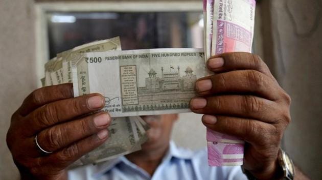 Nearly Rs 137 crore cash has been seized by authorities across Telangana till now. This is nearly Rs 50 crore more than the that seized during 2014 elections held for the combined Andhra Pradesh.(REUTERS)