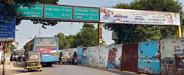 Innumerable illegal flexes, hoardings, banners and posters continue to deface the city’s skyline and shows the lack of action on part of the officials concerned.(Pratham Gokhale/HT Photo)