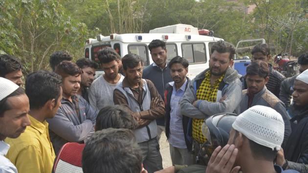 Relatives of victim Aas Mohammad outside the hospital in Ghaziabad on Thursday, December 06, 2018. (Sakib Ali / HT Photo) Relatives of victim Aas Mohammad outside the hospital in Ghaziabad on Thursday, December 06, 2018. (Sakib Ali / HT Photo)