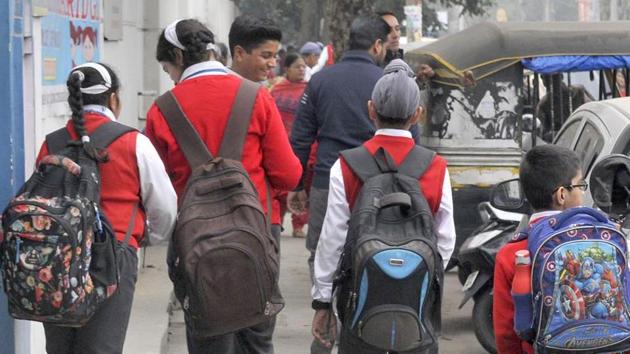 Delhi government issued a circular on November 28 fixing the weight limit for the school bags. (HT File) Delhi government issued a circular on November 28 fixing the weight limit for the school bags. (HT File)