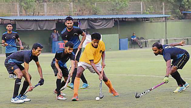 Aga Khan cup hockey tournament Lucknow (black) vs Pune Police (yellow) at Dhyanchand hockey stadium Pimpri in Pune(HT PHOTO)