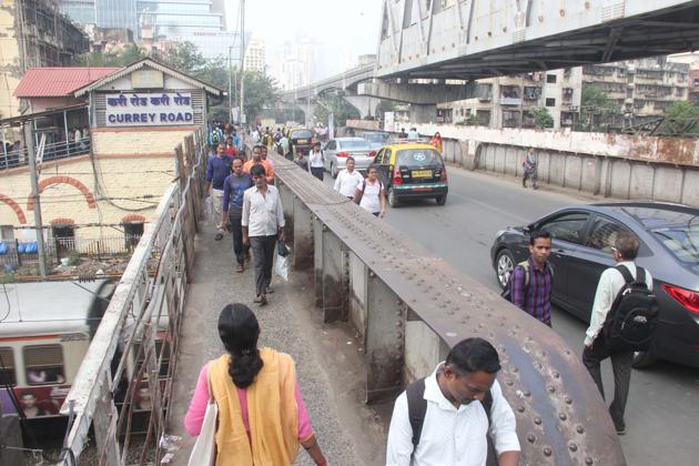 Experts from IIT Bombay said segregation of vehicles is required at the Currey Road RoB. (HT PHOTO) Experts from IIT Bombay said segregation of vehicles is required at the Currey Road RoB. (HT PHOTO)