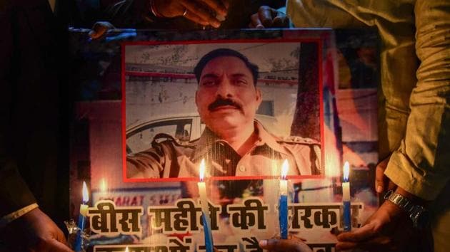 Samajwadi Party workers take part in a candle light march to pay tribute to police inspector Subodh Singh, who was killed in Monday's mob violence in Bulandshahr, in Allahabad.(PTI) Samajwadi Party workers take part in a candle light march to pay tribute to police inspector Subodh Singh, who was killed in Monday's mob violence in Bulandshahr, in Allahabad.(PTI)